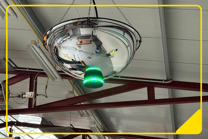 Funkbasiertes Intralogistik Sicherheit Assistenzystem mit LED montiert an der Hallendecke