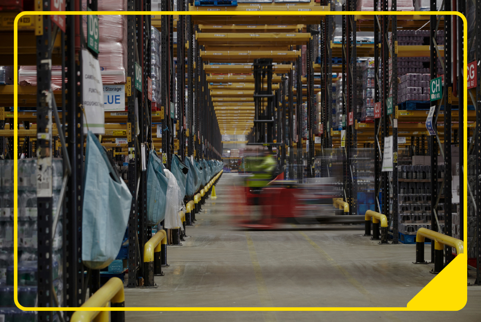 Regalreihe mit Kreuzungsbereichen Logistikhalle