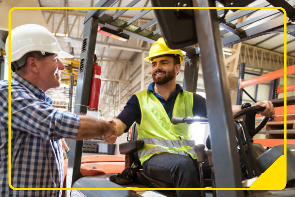 Ausbilder begrüsst pder gratuliert Gabelstapler fahrer