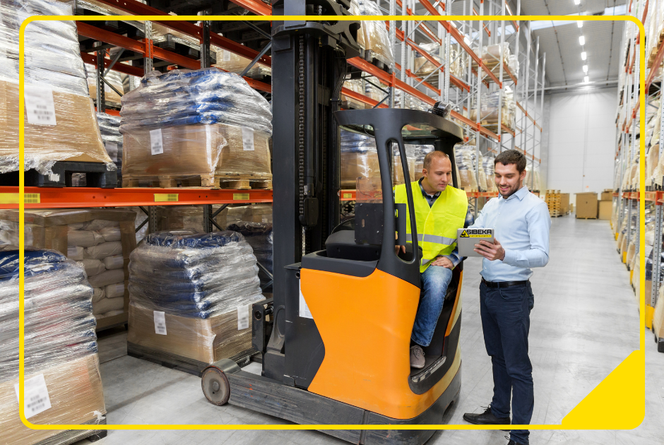 Fahrer eines Hubmaststapler bespricht sich mit Kollege